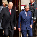 Kongeparet, Prins Charles og Hertuginne Camilla forlater Kunstindustrimuseet. Herfra reiser paret videre til Sverige, som er neste land på deres skandinaviske reise (Foto: Erlend Aas / Scanpix)